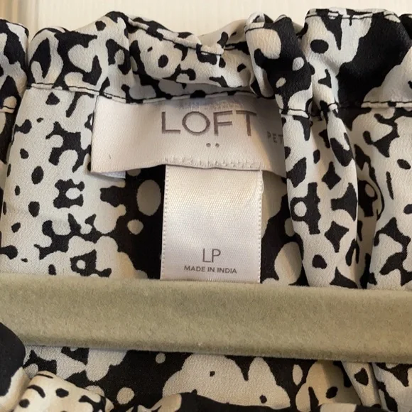 Loft L snakeskin peplum sleeveless blouse with tie bow at top - Picture 2 of 3